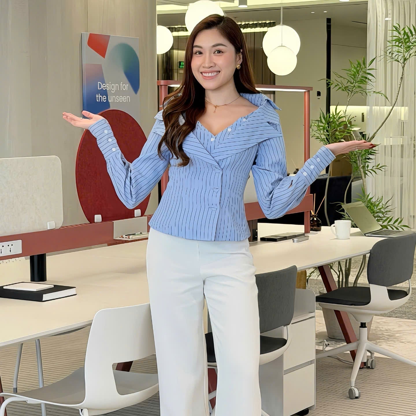 MC Thanh Thanh Huyền đến chọn nội thất văn phòng tại showroom Fursys